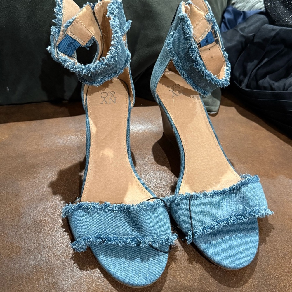 🆕 NY&Co Frayed Blue Denim Ankle-Strap Wedge Sandals - Picture 5 of 12